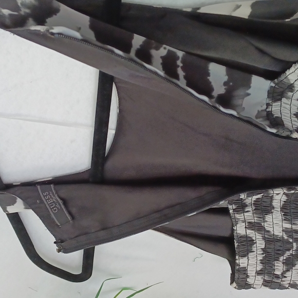Guess Sleeveless Black/ White Dress with Elastisized Back, Size 6 (+) - Picture 3 of 8